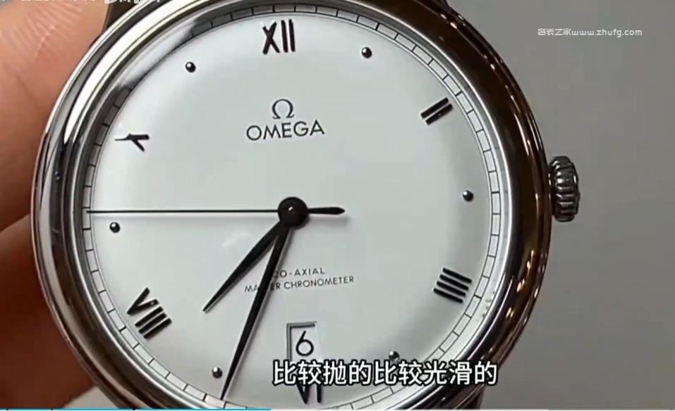 錶盤刻度與LOGO近距離細節