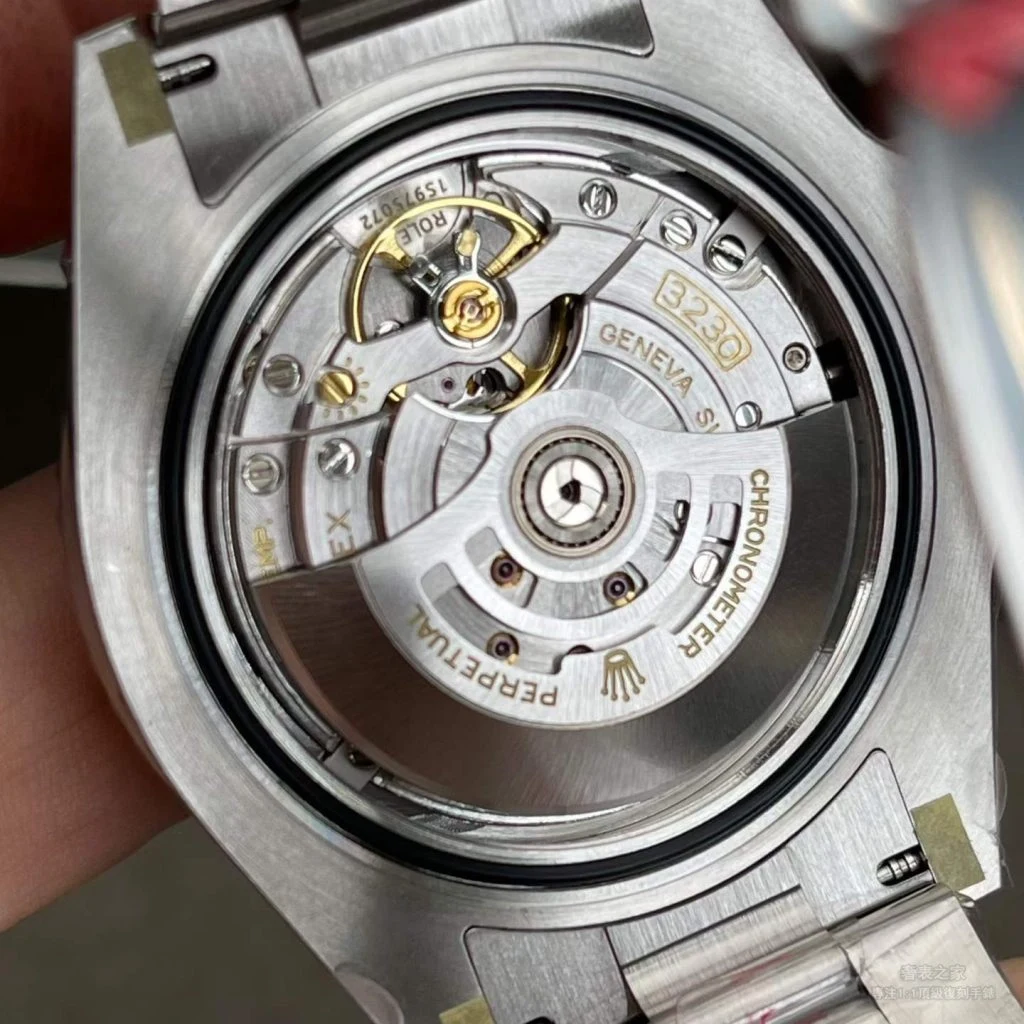 VS廠Submariner 124060丹東DD3230克隆機芯底蓋實拍圖