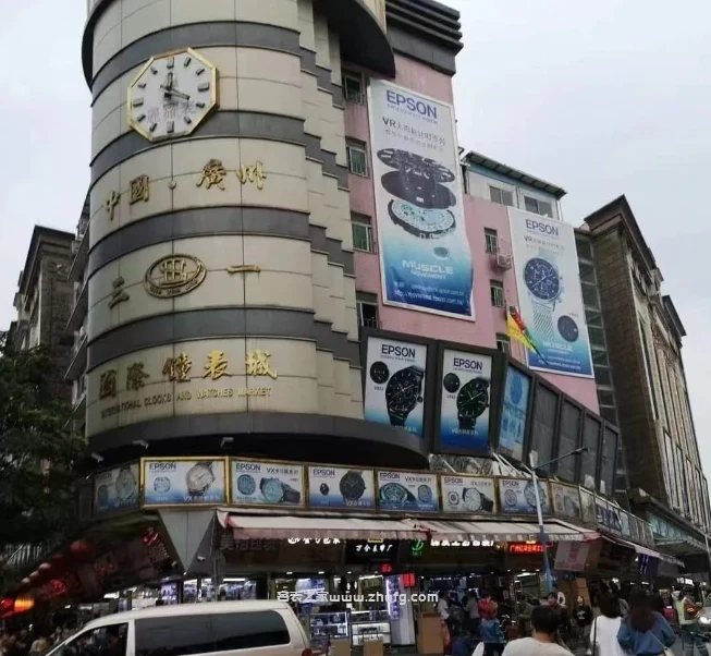 鐘表城內琳瑯滿目的櫥窗展示